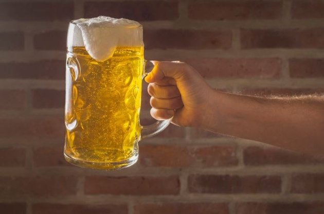 Кружка пива на вытянутой руке