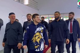 Адам Кадыров (в центре) на открытии спорткомплекса Dustum