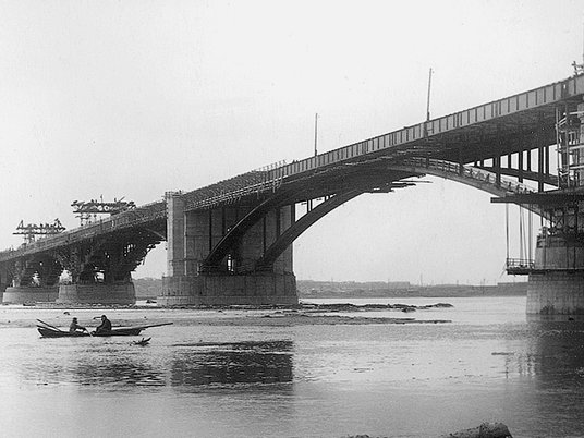 Строительство Коммунального (Октябрьского) моста через Обь в Новосибирске