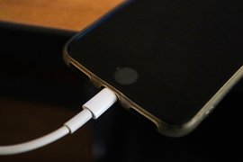 Смартфон на зарядке