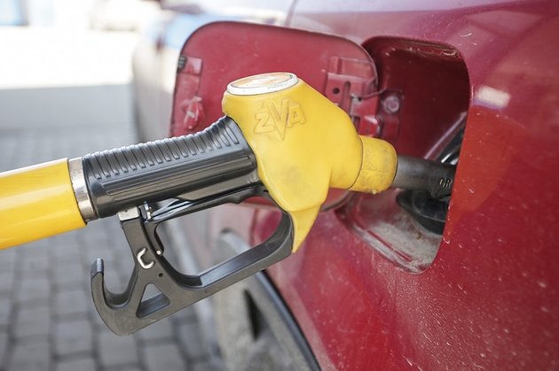 Автомобиль на заправке