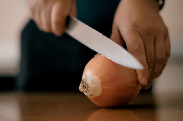 Человек режет лук