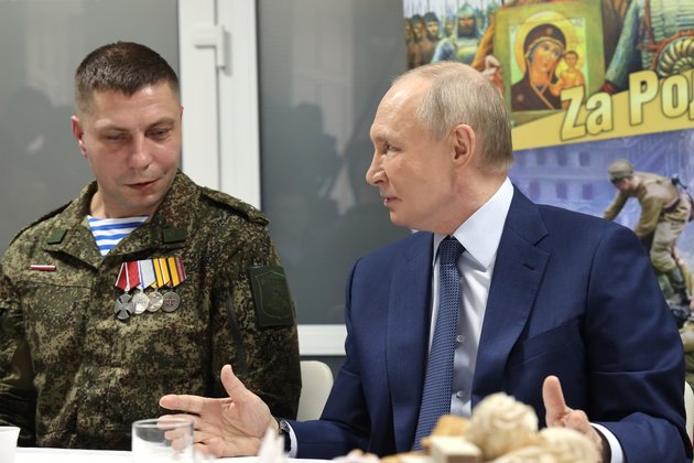 Президент России Владимир Путин в госпитале на встрече с участниками СВО