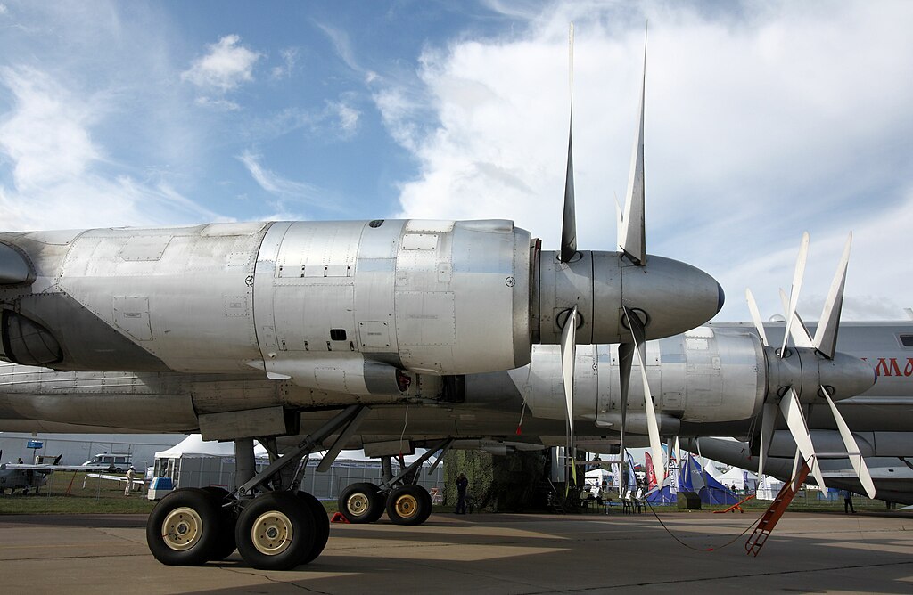Ту-95 оснащен уникальными двигателями НК-12 с двумя соосными винтами 