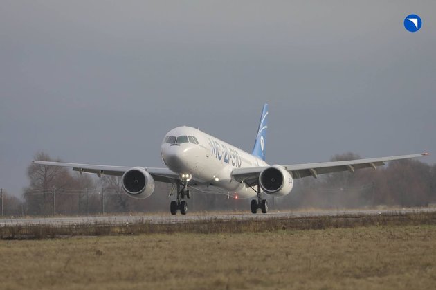 Второй импортозамещенный МС-21 в момент приземления в Жуковском