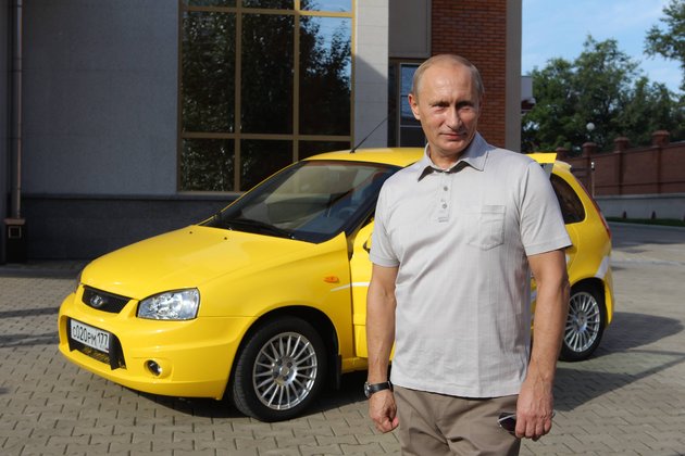 Владимир Путин и желтая Lada Kalina в 2010 году