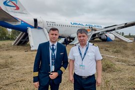 Пилоты самолета Airbus A320 Сергей Белов (слева) и Эдуард Семенов после посадки в пшеничном поле