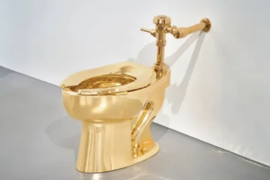 Золотой унитаз, проданный на аукционе Sotheby's в Нью-Йорке