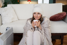 Девушка мерзнет