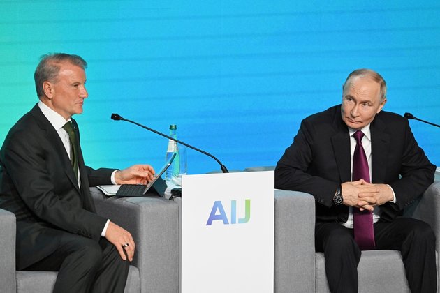 Председатель правления ПАО «Сбербанк» Герман Греф и президент России Владимир Путин на пленарном заседании конференции AI Journey