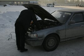 Мужчина чинит автомобиль