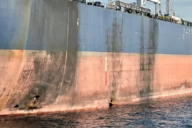 Поврежденный танкер Virat в Черном море