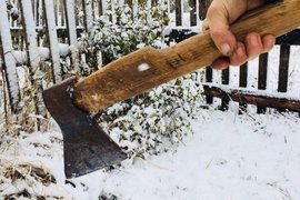 Топором в этот день простукивали углы дома от нечисти