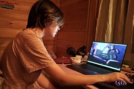 Ребенок играет в Roblox