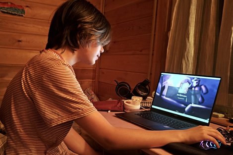 Ребенок играет в Roblox