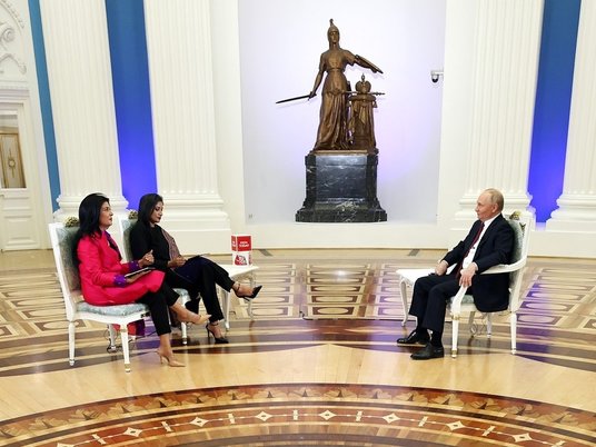 Президент России Владимир Путин дает интервью телеканалам India Today и Aaj Tak