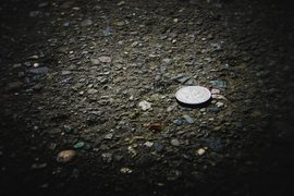 Нельзя 15 декабря поднимать найденные на земле предметы