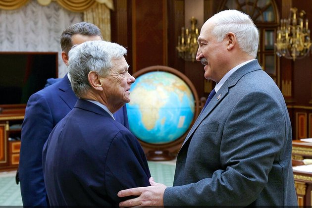 Спецпосланник президента США Джон Коул и президент Белоруссии Александр Лукашенко
