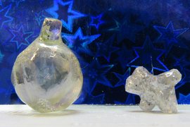 Алмаз в форме елочного шара и алмаз в форме щенка
