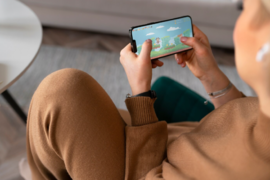 Девушка играет на iPhone