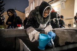 Раздача святой воды у Вознесенского кафедрального собора в Новосибирске на Крещение