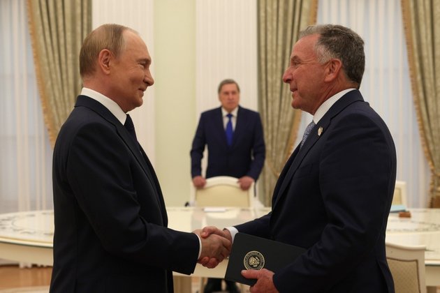 Президент России Владимир Путин и спецпосланник президента Стив Уиткофф