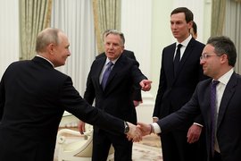 Президент России Владимир Путин, спецпосланник Президента США Стивен Уиткофф, предприниматель, инвестор, основатель компании Affinity Partners Джаред Кушнер и старший советник Белого дома, комиссар Федеральной службы по закупкам Управления общих служб США Джош Грюнбаум