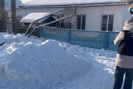 Сугроб, в котором погибла девочка в Красноярском крае