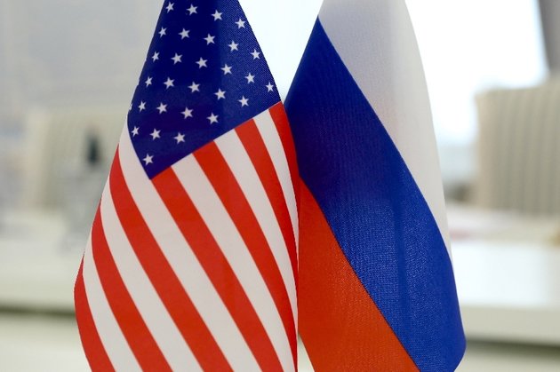 Флаги России и США