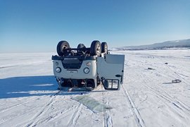 Перевернувшийся УАЗ на Байкале
