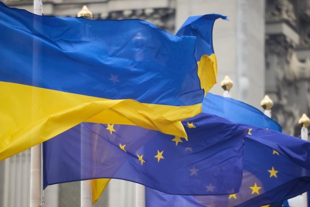 Флаги Украины и ЕС