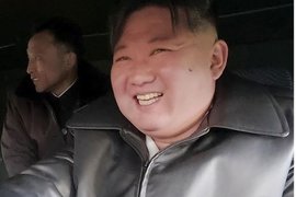 Ким Чен Ыг на церемонии передачи реактивных системы залпового огня (РСЗО) в КНДР