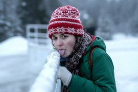 Почему зимой язык примерзает к металлу