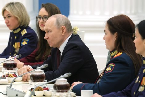 Президент России Владимир Путин на встрече по случаю Международного женского дня