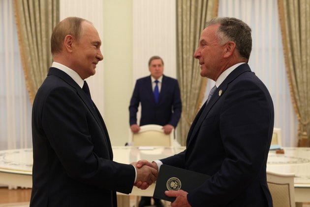 Президент России Владимир Путин и спецпосланник президента США Стив Уиткофф