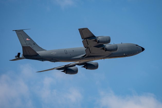 Американский самолет-заправщик KC-135