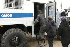 ОМОН задерживает мигрантов