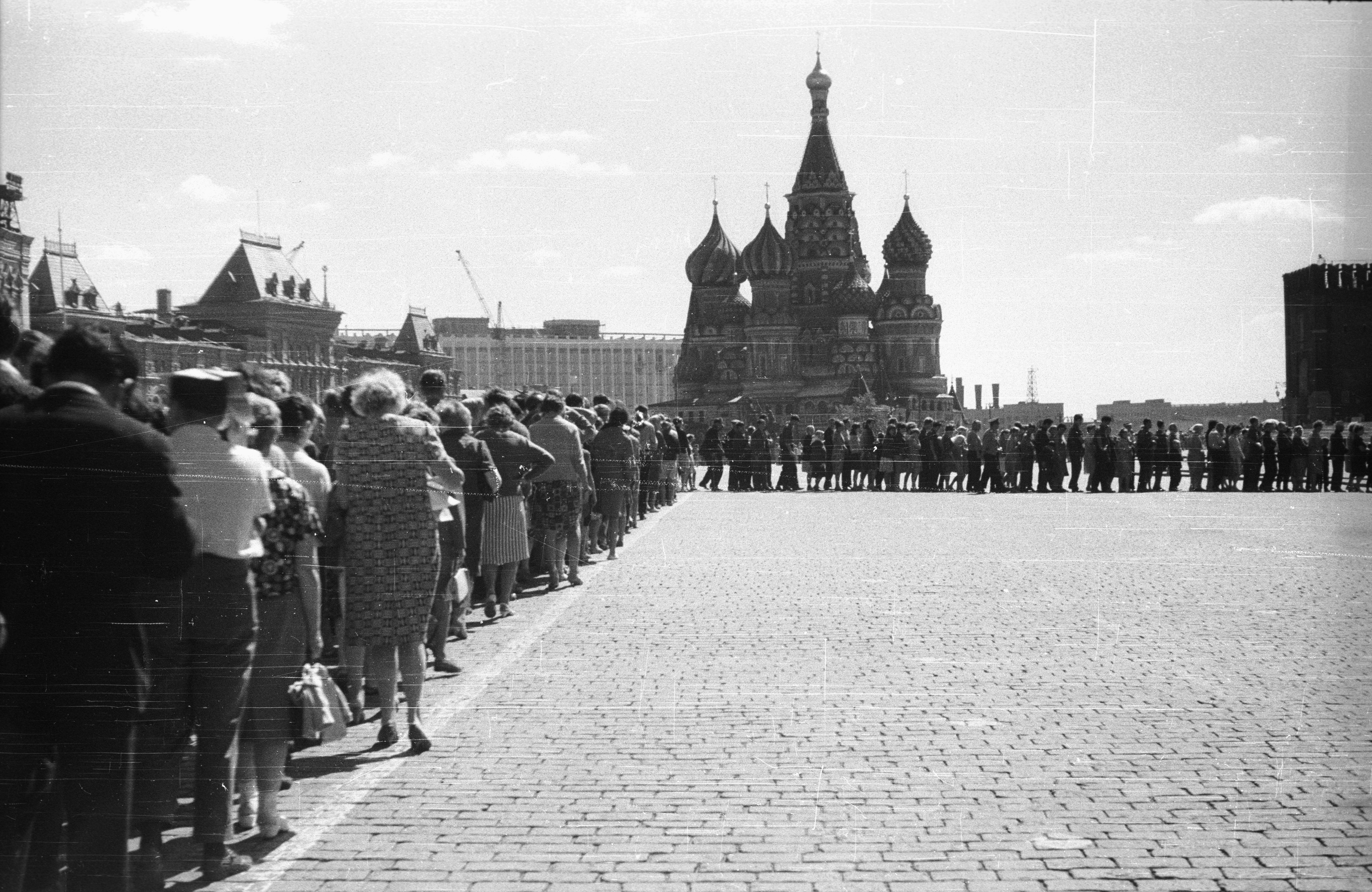 Очередь в мавзолей Ленина
