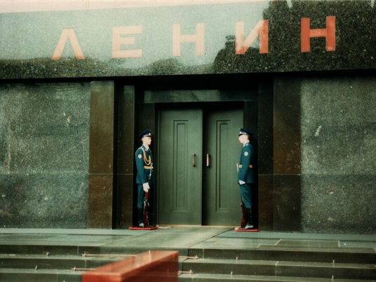 Вход в мавзолей Ленина