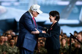 Президент США Дональд Трамп и премьер-министр Японии Санаэ Такаити на борту авианосца