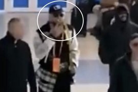 Филипп Киркоров курит в аэропорту Барнаула