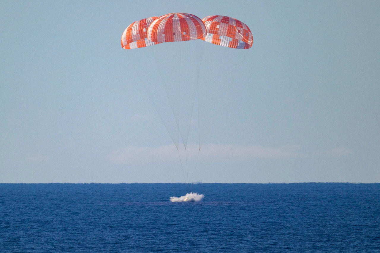 Космический корабль Orion приводнился в Тихом океане Космический корабль Orion приводнился в Тихом океане