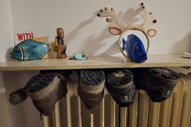 Почему мокрую обувь нельзя сушить на батарее