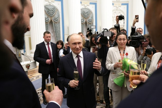 Президент России Владимир Путин после  вручения государственных наград победителям чемпионатов мира по боксу и представителям Федерации бокса России