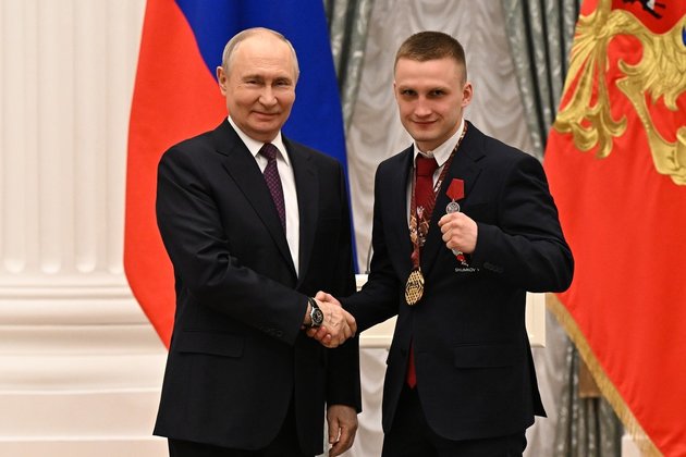 Президент России Владимир Путин и боксер Всеволод Шумков