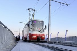 Движение трамвая по левобережной эстакаде на четвертом мосту в Новосибирске