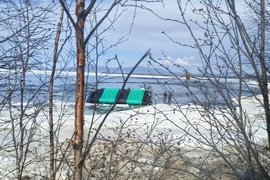 Опрокинувшаяся аэролодка «Север-750» на Байкале