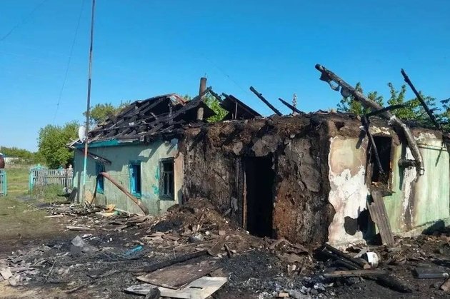 Сгоревший дом в Омской области, в котором погибли четверо детей