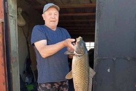 Рыбак с сазаном весом 9 кг