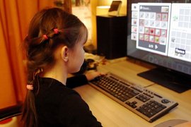 Ребенок играет в Minecraft